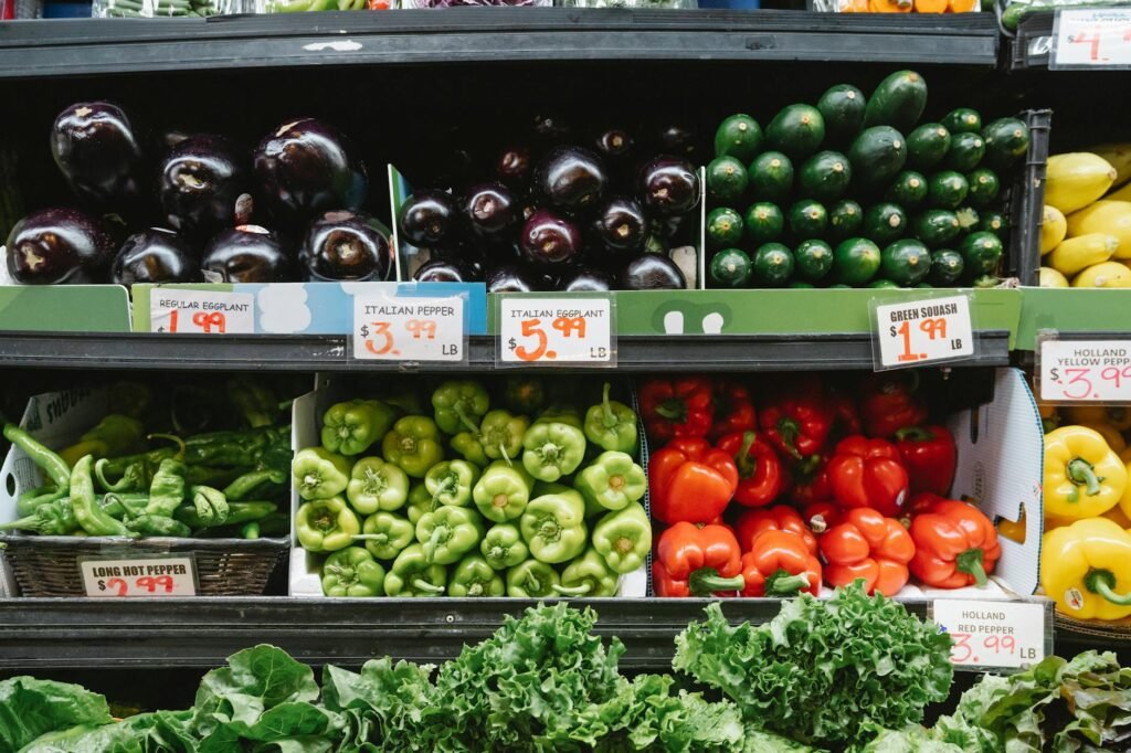 Coș cu legume și ingrediente sănătoase de la piață