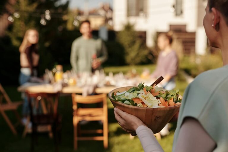 Bol cu legume proaspete pentru dieta sănătoasă