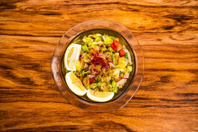 Bol cu legume proaspete pentru dieta sănătoasă