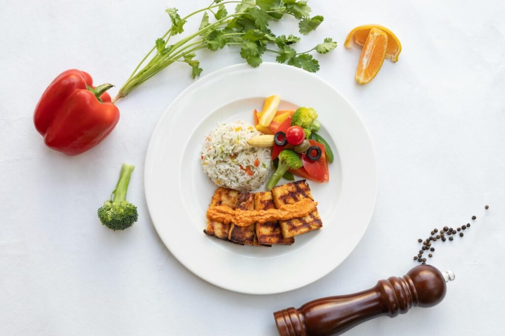 Farfurie echilibrată cu legume și proteine pentru dieta diabeticului