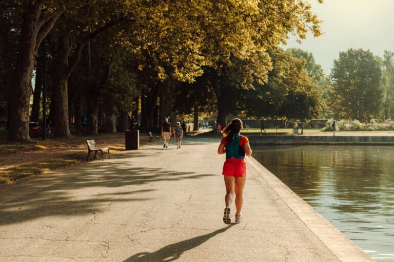 Persoană care aleargă într-un parc dimineața