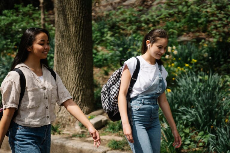 Mai mulți pași zilnici, o minte mai sănătoasă la adolescenți